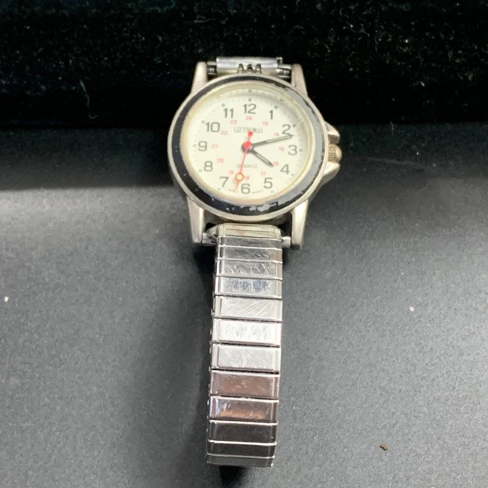 Liz Thomas Womens Quartz Watch Silver Tone Speidel Expansion Band A126-02‎